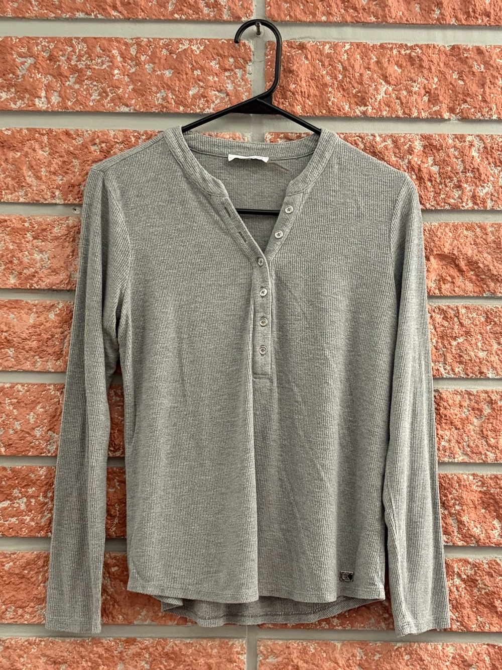 🌟 Calvin Klein Women's Gray Long-Sleeve Henley Waffle Tee